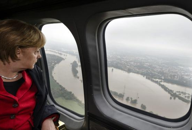 Vācijas kanclere Angela Merkele pērnvasar helikopterā no gaisa pētīja plūdu nodarītos zaudējumus Vācijai. Foto: EPA/LETA