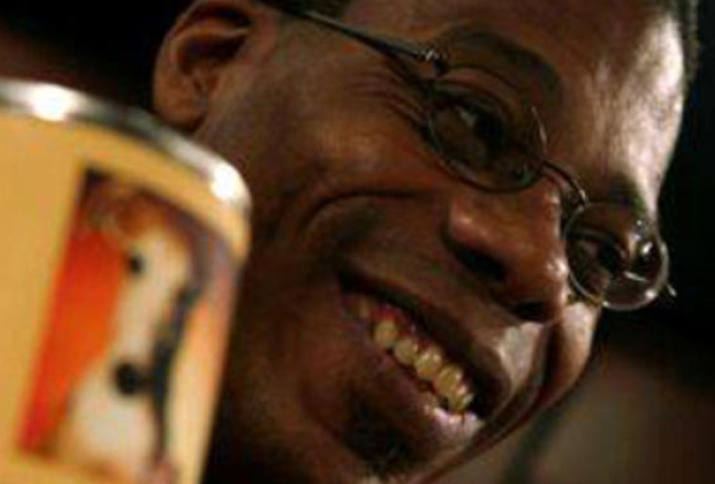 Vienu no lomām izrādē spēlē Džordžs Stīls. Publicitātes foto