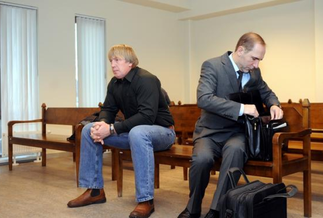 Apsūdzētie bijušais Jūrmalas mērs Raimonds Munkevics (no labās) un bijušais "Jūrmalas ātrās palīdzības" valdes loceklis Normunds Pīrants pirms Jūrmalas pilsētas tiesas sēdes. Foto: Edijs Pālens, LETA