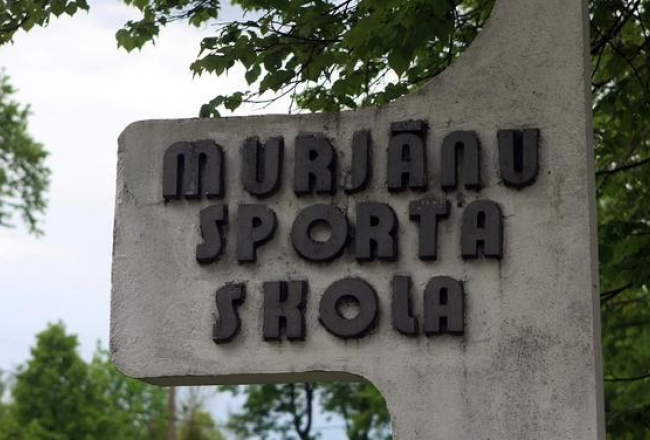 Murjāņu sporta skolas plāksne. Foto: Edijs Pālens, LETA