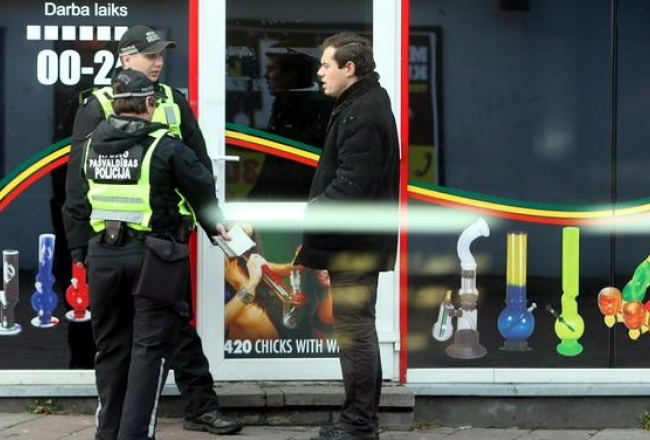 Policijas darbinieki pie "legālo narkotiku" tirgotavas Marijas ielā. Foto: Edijs Pālens, LETA
