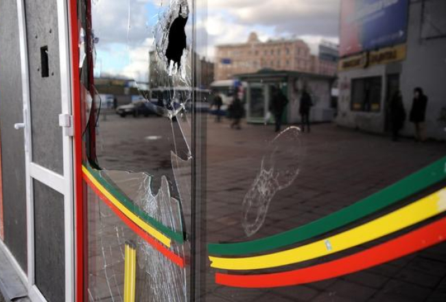 Izsists loga stikls slēgtajā "legālo narkotiku" tirgošanās kioskā Marijas ielā. Foto: Edijs Pālens, LETA