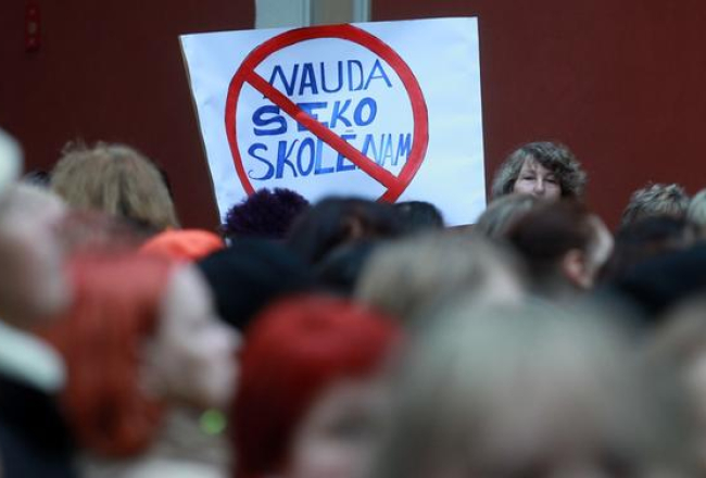 Plakāts pedagogu protesta akcijā. Foto: Ieva Čīka, LETA