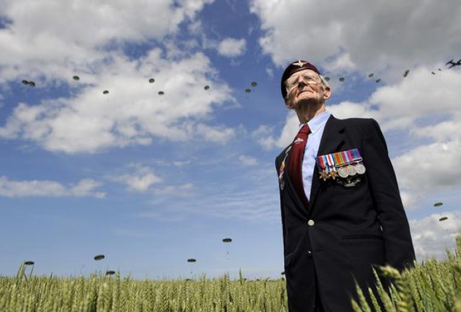 Veterāns vēro desanta izcelšanos. Foto: EPA/LETA