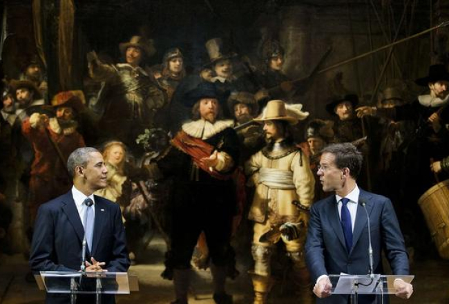 ASV prezidents Baraks Obama Amsterdamas muzejā kopā ar ar Nīderlandes premjerministru Marku Ruti pie Rembranta gleznas "Nakts sardze". Foto: AFP/LETA