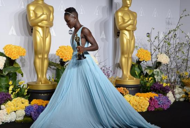 Labākā otrā plāna aktrise Lupita Njongo ar Oskara balvu, ko saņēma par darbu filmā "12 Years a Slave". Foto: AFP/LETA