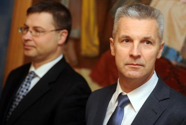 Partijas "Vienotība" pārstāvji - Ministru prezidents Valdis Dombrovskis (no kreisās) un aizsardzības ministrs Artis Pabriks pirms tikšanās ar Valsts prezidentu par jaunās valdības veidošanu. Foto: Ieva Lūka, LETA