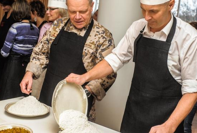 Artis Pabriks (no labās) un Raimonds Graube cep piparkūkas karavīriem. Foto: Gints Ivuškāns, F64