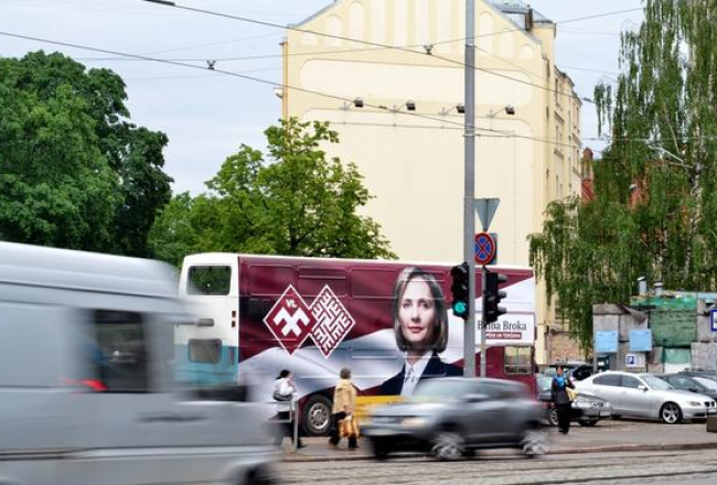 Nacionālās apvienības reklāma uz autobusa. Foto: Renāte Briede, LETA