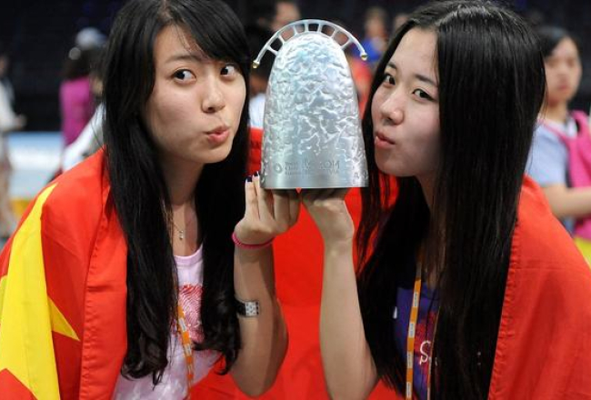 "Student Choir of Nankai University" no Ķīnas ar zelta medaļu un titulu "Pasaules koru olimpiādes čempions 2014" kategorijā "Skatuviskā tautas mūzika" 8.Pasaules koru olimpiādes apbalvošanas ceremonijā. Foto: Ieva Lūka, LETA