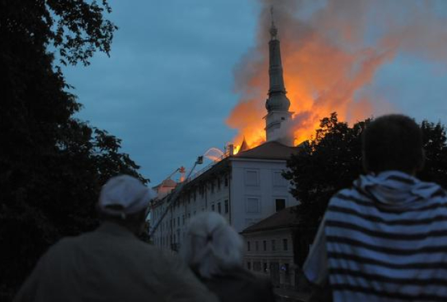 Deg Rīgas pils. Foto: Gints Ivuškāns, F64
