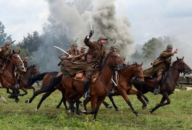 Pirms gada - Polijas armijas kaujas rekonstrukcija ar vācu uzbrucējiem 1939.gada septembrī. Foto: AFP/LETA