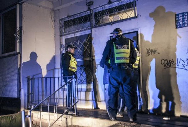Policijas reids spaisa bodītē pirms kriminālatbildības stāšanās spēkā. Foto: Lauris Aizupietis, F64