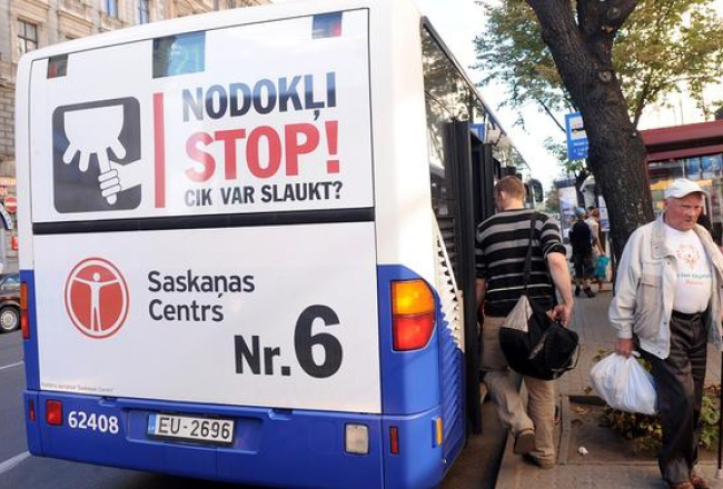 Šāda partijas "Saskaņas centrs" politiskā reklāma sabiedrisko transportu "rotāja" 2011.gadā pirms Saeimas ārkārtas vēlēšanām. Foto: Evija Trifanova, LETA