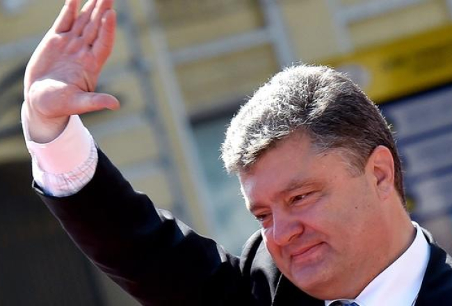 Petro Porošenko sveicina ļaudis Kijevā prezidenta inaugurācijas ceremonijā. Foto: AFP/LETA