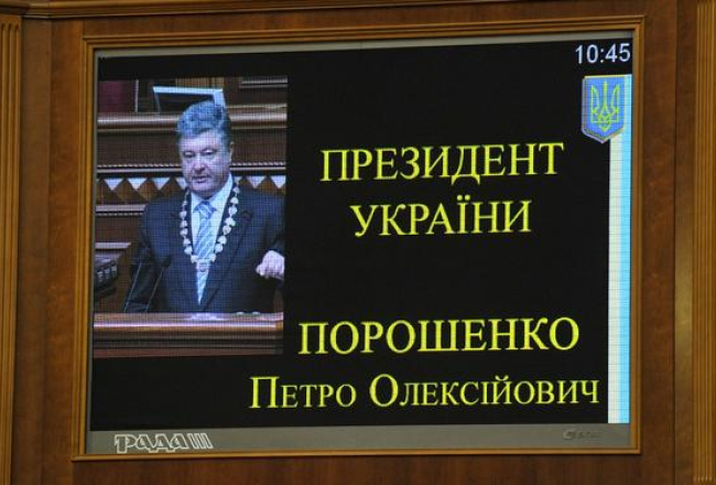 Ukrainas parlamenta tablo ar uzrakstu: Ukrainas prezidents Porošenko Petro. Foto: AFP/LETA