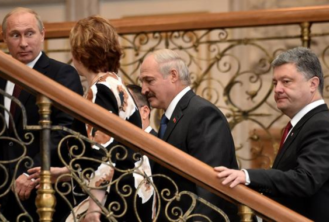 Ukrainas prezidents Petro Porošenko (no labās), Baltkrievijas prezidents Aleksandrs Lukašenko, ES augstā ārlietu pārstāve Ketrīna Eštone un Krievijas prezidents Vladimirs Putins tikšanās laikā Minskā. Foto: AFP/LETA