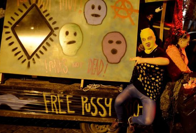 Grupas "Pussy Riot" atbalstītāji piketē Čehijas galvaspilsētā Prāgā. Foto: EPA/LETA