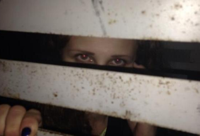 Marija Aļohina Soču policijas automašīnā aiz restēm. Šādu foto Twitter ievietojusi Nadežda Tolokoņņikova.
