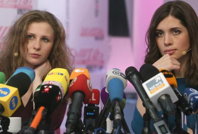"Pussy Riot" dalībnieces Marija Aļohina (no kreisās) un Nadežda Tolokoņņikova preses konferencē. Foto: EPA/LETA