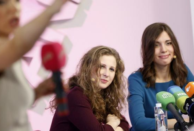 Marija Aļohina (vidū) un Nadežda Tolokoņņikova preses konferencē Maskavā pēc atbrīvošanas no cietuma. Foto: ITAR-TASS/LETA