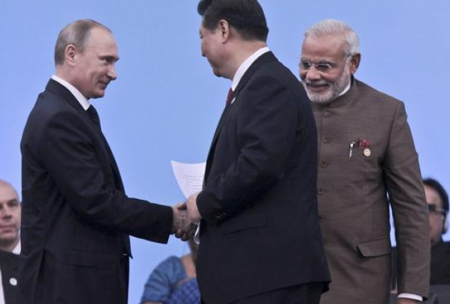 Krievijas prezidents Vladimirs Putins, Ķīnas prezidents Sji Dzjiņpins un Indijas premjerministrs Narendra Modi BRICS samitā Brazīlijā. Foto: EPA-LETA