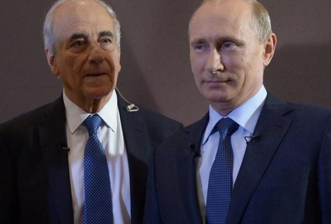 Krievijas prezidents Vladimirs Putins (no labās) un franču žurnālists Žans Pjērs Elkabahs, kurš jau intervēja Putinu Francijas televīzijai. Foto: AFP/LETA