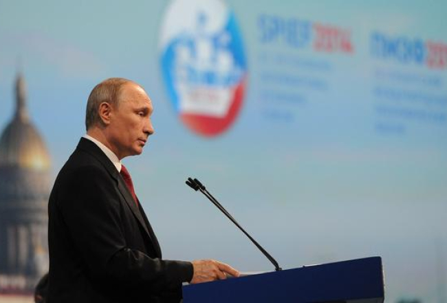 Krievijas prezidents Vladimirs Putins uzrunā 18.Starptautiskā ekonomiskā foruma dalībniekus Sanktpēterburgā. Foto: ITAR-TASS/LETA