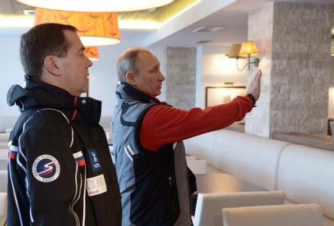 Krievijas prezidents Vladimirs Putins (no labās) un premjerministrs Dmitrijs Medvedevs apmeklē Sočos kompleksu, kur šovasar notiks G8 valstu vadītāju tikšanās. Foto: EPA/LETA