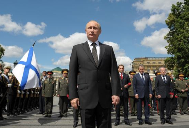 Krievijas prezidents Vladimirs Putins pie Nezināmā karavīra kapa savu ģenerāļu pavadībā. Foto: AFP/LETA