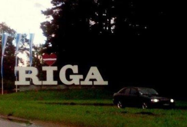Pārkrāsotā Rīgas zīme. Foto no Twitter