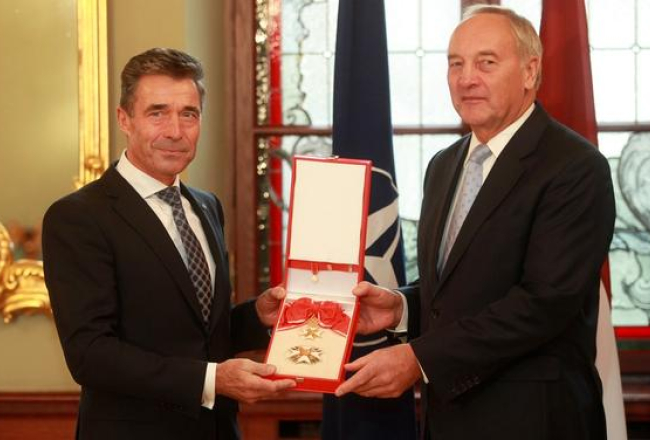 Valsts prezidents Andris Bērziņš (no labās) pasniedz NATO ģenerālsekretāram Andersam Fogam Rasmusenam Triju Zvaigžņu ordeņa I šķiras Atzinības krustu tikšanās laikā Melngalvju namā. Foto: Ieva Čīka, LETA