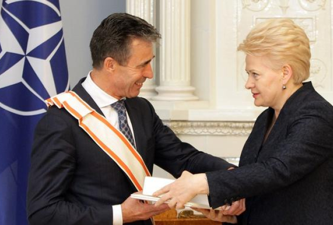 NATO ģenerālsekretāram Andersam Fogam Rasmusenam pasniegts augsts Lietuvas valsts apbalvojums - Vītauta Dižā ordeņa Lielais krusts. Attēlā Rasmusens kopā ar Lietuvas prezidenti Daļu Grībauskaiti. Foto: AFP/LETA