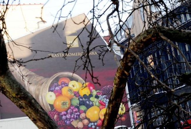 "Trasta komercbankas" reklāma uz mājas sienas Kaļķu ielā. Foto: Lita Krone, LETA