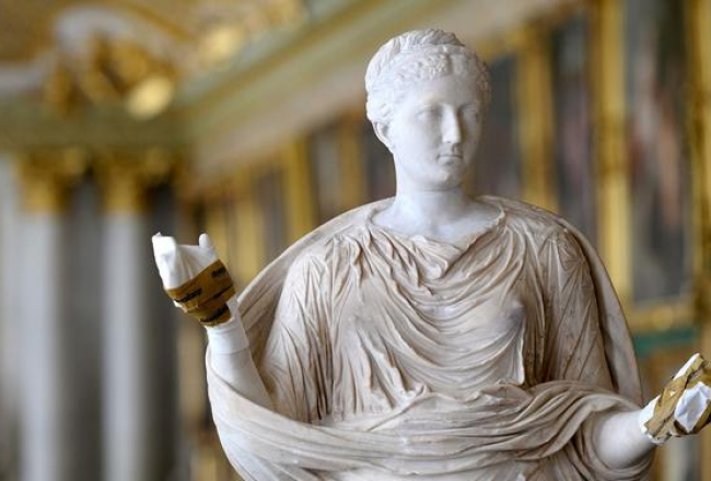 Šī vēsturiskā ķeizarienes Sabinas statuja gan neatrodas Latvijā, bet ir Vācijas Sansusī pils eksponāts, kas arī tiek restaurēts. Foto: EPA/LETA