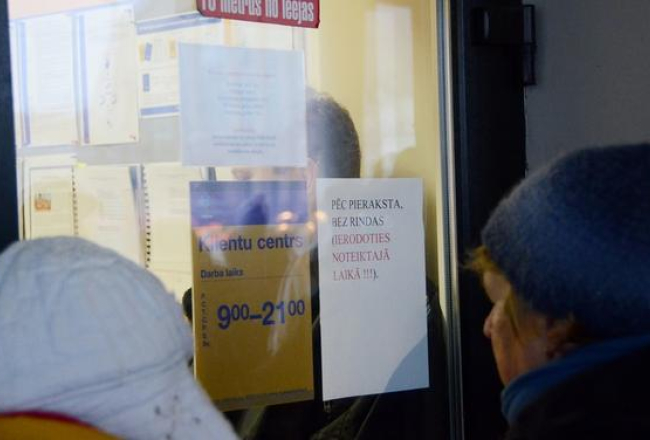 Galvaspilsētas iedzīvotāji stāv rindā pie "Rīgas satiksme" Klientu apkalpošanas centra Rīgas Starptautiskajā autoostā, lai saņemtu "Rīdzinieka kartes", kas dos iespēju lētāk izmantot sabiedrisko transportu. Foto: Gunita Kļava, LETA