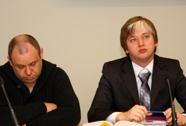 Biedrības "Rodina" pārstāvis Aleksandrs Žguns (no kreisās) un Eiroparlamenta deputāta palīgs sociālo zinātņu maģistrs Aleksandrs Kuzmins piedalās Administratīvajā rajona tiesā, kurā skata biedrības "Rodina" iebildumus par Rīgas pilsētas izpilddirektora Jura Radzeviča lēmumu, ar kuru biedrībai 9.maijā aizliegts rīkot pasākumu. Foto: Zilgma Kukle, LETA