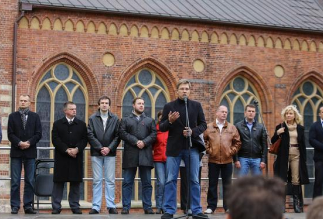 "Saskaņas" piketā Doma laukumā uz skatuves runu saka Rīgas mērs Nils Ušakovs. Foto: Dmitrijs Suļžics, F64