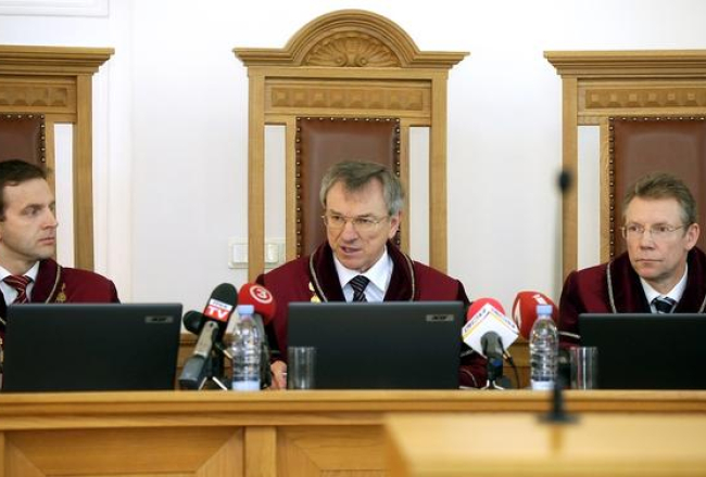 Satversmes tiesas (ST) tiesneši - Aldis Laviņš (no kreisās), tiesas priekšsēdētāja vietnieks Uldis Ķinis un Gunārs Kusiņš pirms Satversmes tiesas priekšsēdētāja vēlēšanām. Foto: Ieva Čīka, LETA