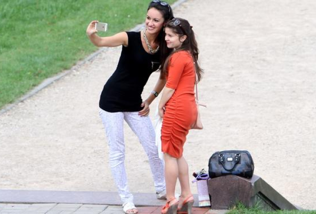 Modernā atkarība no virtuālajiem sociālajiem tīkliem izpaužas arī selfiju jeb pašbildes publicēšanā. Foto: Egons Ansbergs, F64