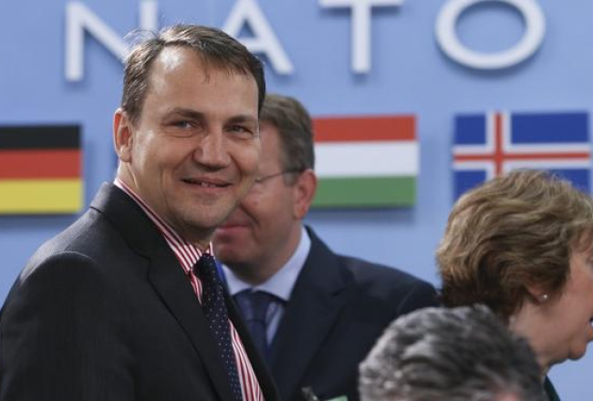 Radoslavs Sikorskis (priekšplānā). Foto: EPA/LETA