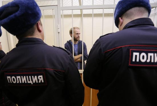 Krievijas fotogrāfs Deniss Siņakovs Sanktpēterburgas tiesā. Foto: EPA/LETA