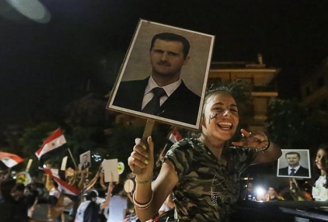 Sīrijā vēlētāji priecājas par Bašara al Asada ievēlēšanu prezidenta amatā. Foto: AFP/LETA