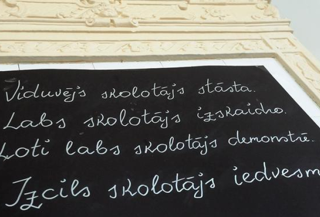 Uzraksts Rīgas Valsts 1.ģimnāzijas skolotāju istabā. Foto: Ieva Lūka, LETA