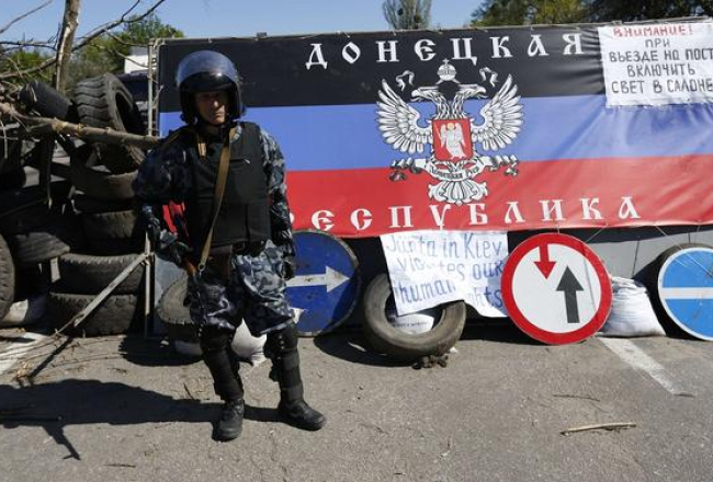 Prokrieviskie separātisti pie Slovjanskas robežas aprīļa beigās. Foto: AFP/LETA