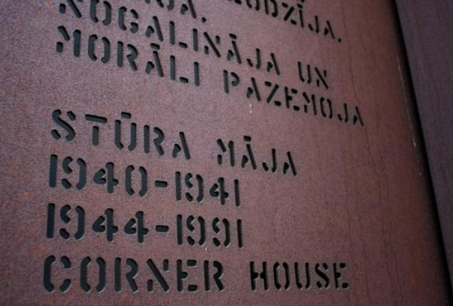 Plāksne pie bijušās Valsts Drošības komitejas ("čekas") ēkas jeb "Stūra mājas" pie Brīvības un Stabu ielas krustojuma. Foto: Edijs Pālens, LETA