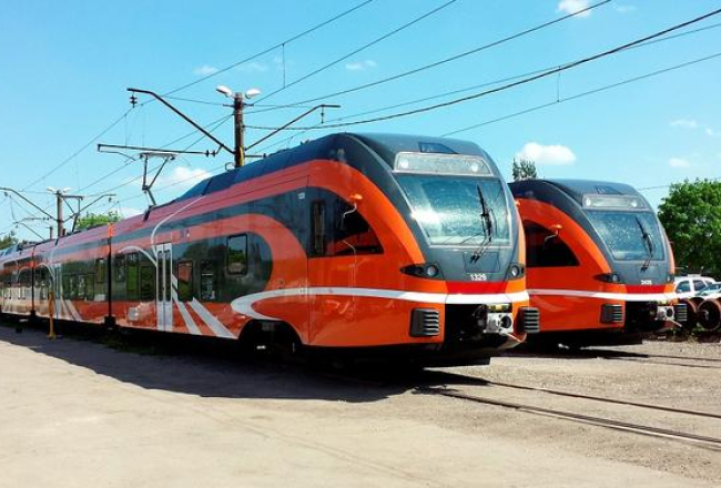 Šveices kompānijas "Stadler Bussnang" Polijā ražotie un Igaunijas pasažieru pārvadātājam "Elron" 2013. un 2014.gadā piegādātie "FLIRT" vilcieni Tallinas pasažieru vilcienu depo. Foto: Ivars Motivāns, LETA