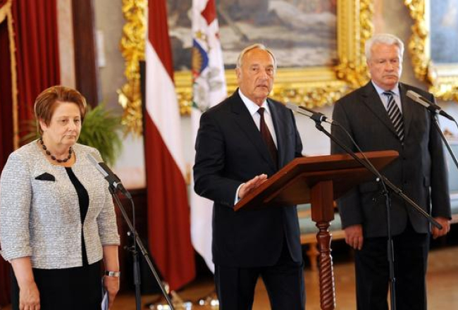 Ministru prezidente Laimdota Straujuma, Valsts prezidents Andris Bērziņš un zemkopības ministrs Jānis Dūklavs atbild uz žurnālistu jautājumiem pēc tikšanās Melngalvju namā. Foto: Edijs Pālens, LETA