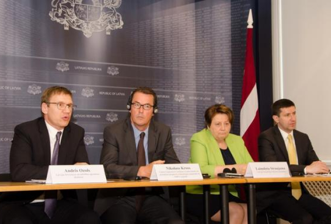 Valdības vadītāja Laimdota Straujuma, ekonomikas ministrs Vjačeslavs Dombrovskis, LIAA vadītājs Andris Ozols un ASV investoru pārstāvis Nikolass Kross preses konferencē. Foto: Nauris Vasiļevskis, Valsts kanceleja