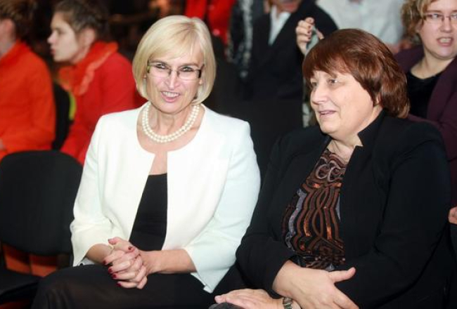 Vēl draudzīgi kopā - veselības ministre Ingrīda Circene un Laimdota Straujuma. Foto: Ieva Lūka, LETA
